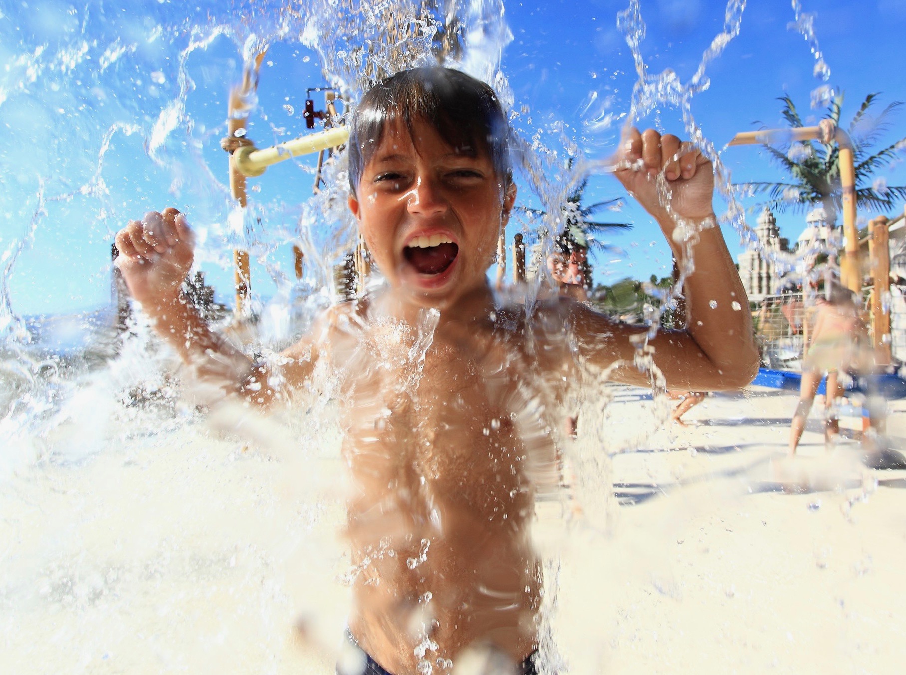 Un niño divirtiéndose bajo el agua en el Siam Park