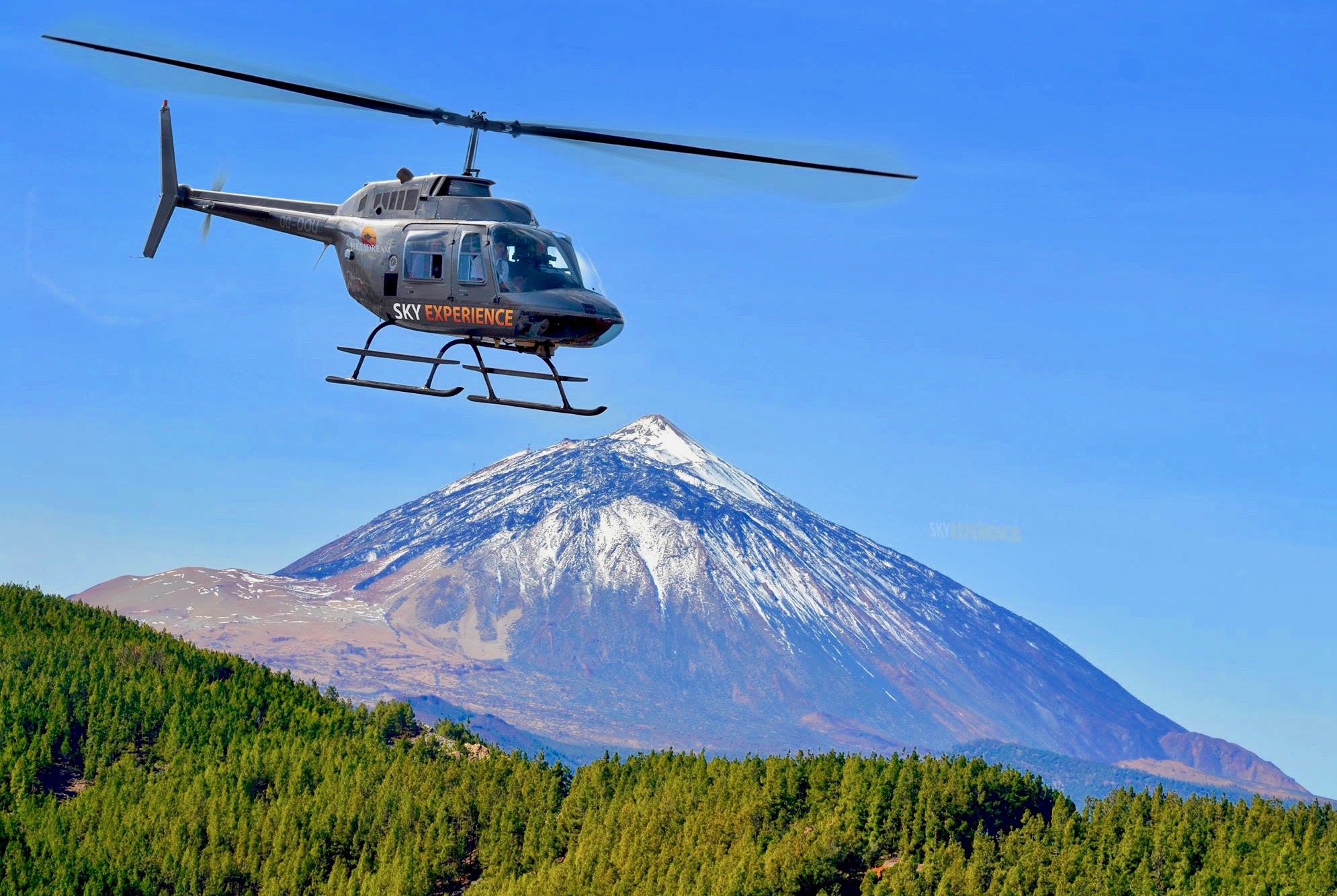 Increíble vista al pico del Teide cubierto de nieve en una excursión en helicóptero