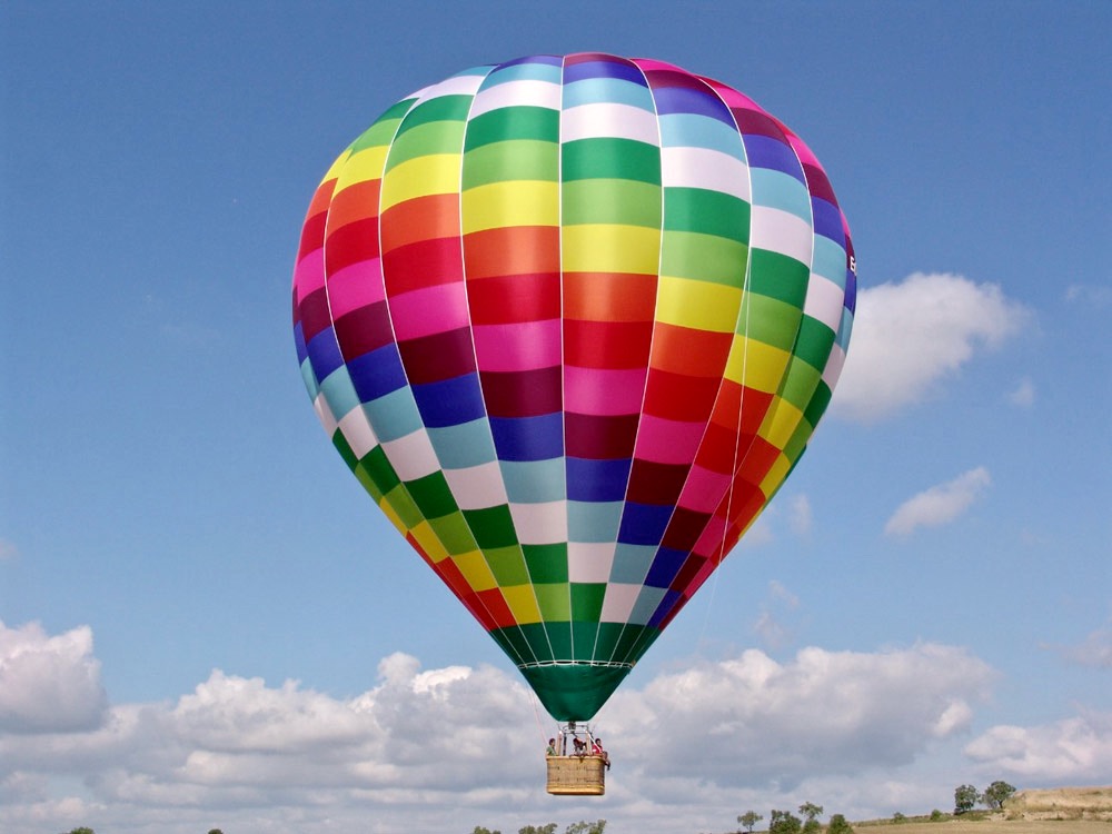 Un globo aerostático que se eleva hacia el cielo ofreciendo una vista fenomenal a sus pasajeros