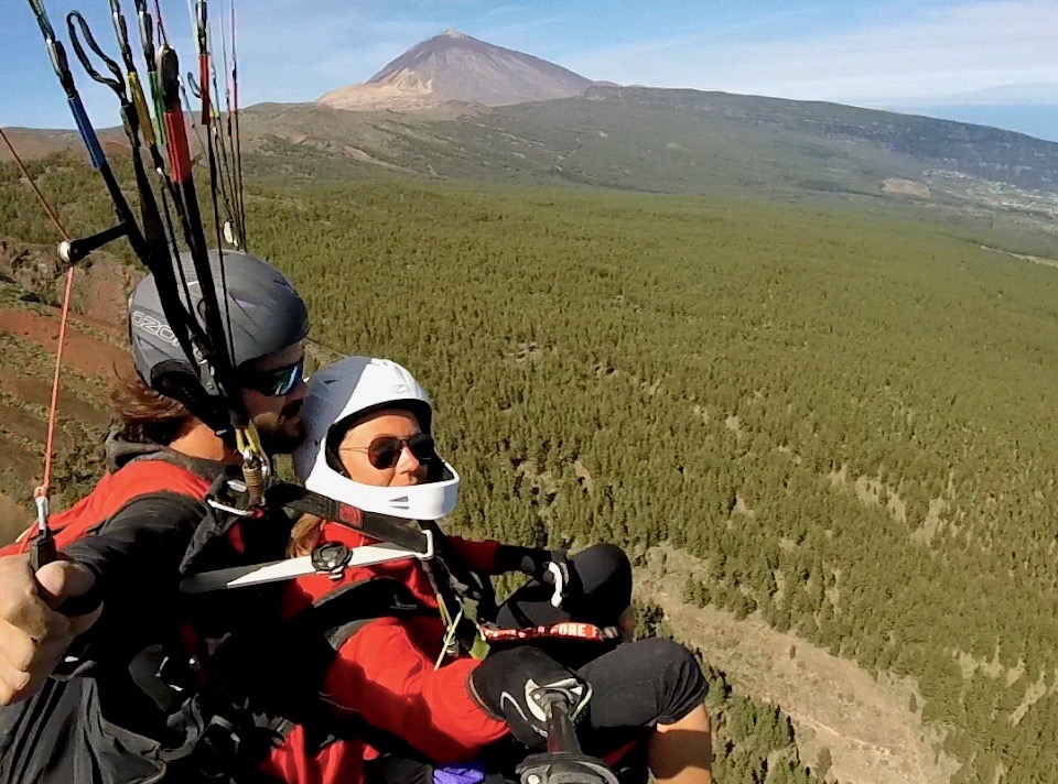 Un instructor de parapente y su acompañante en un vuelo biplaza desde Izaña en el Teide a Puerto de la Cruz.