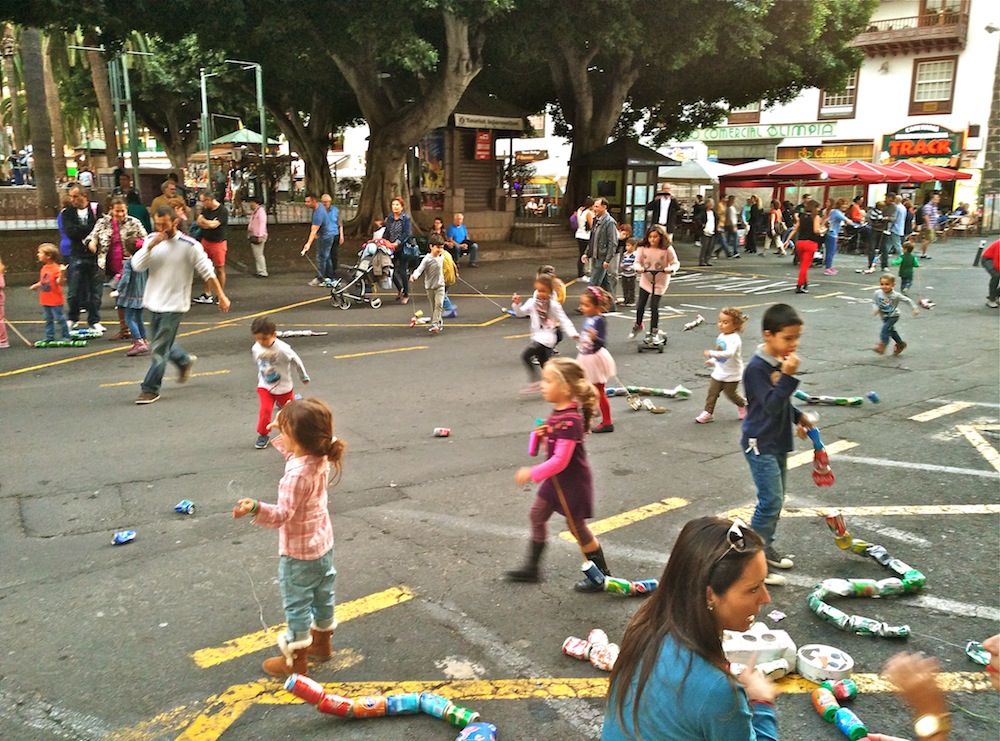 Los niños arrastran cadenas de latas mientras corren