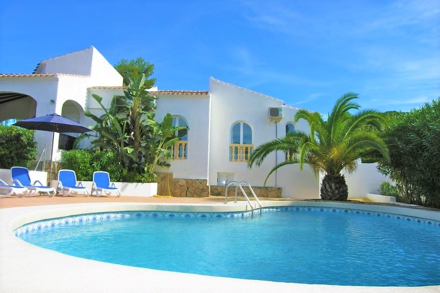Soleada villa con piscina y palmeras en Tenerife
