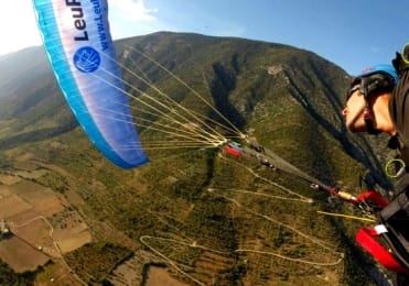 Acrobatic stunts on tandem paragliding