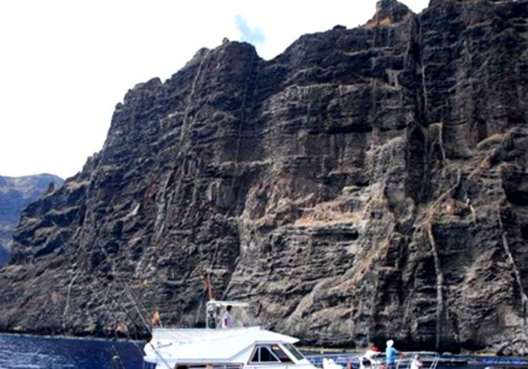 Fishing with stunning Los Gigantes cliff view