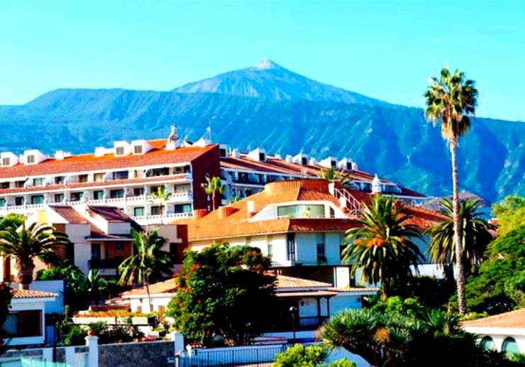 Puerto de la Cruz town with Teide as backdrop