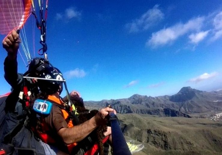 Watch Tenerife landscapes while paragliding