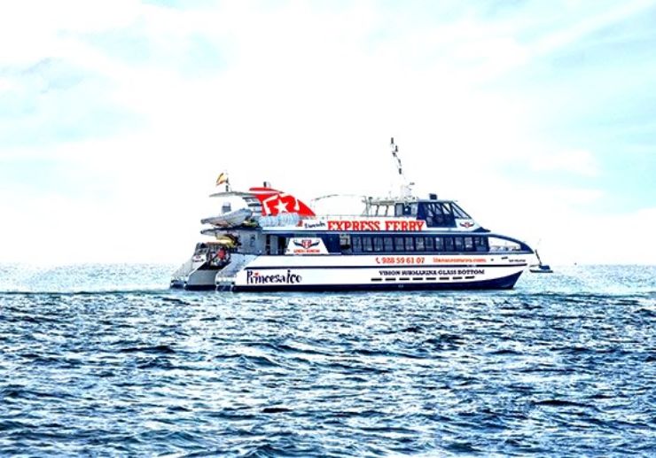 Express ferry from Corralejo to Playa Blanca