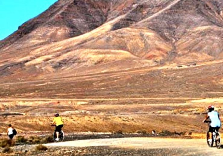 Mountain bike tour through Lanzarote volcanic landscapes