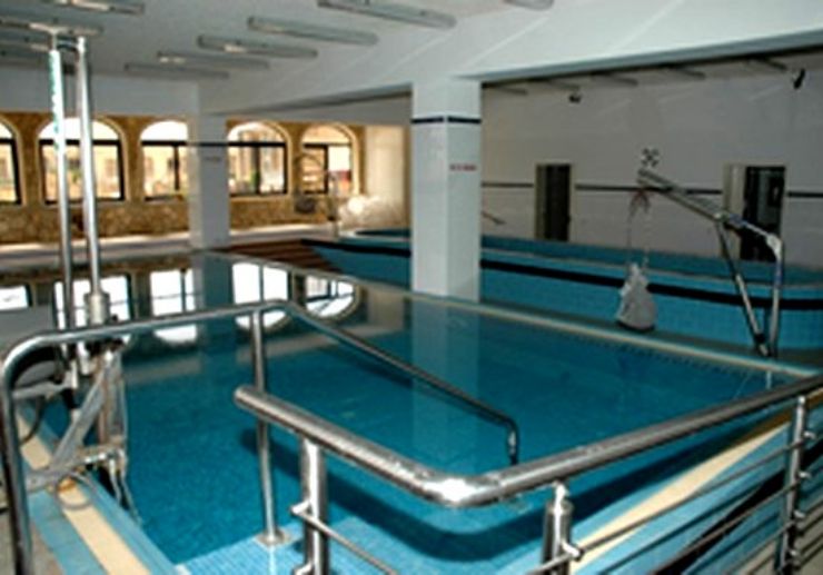 Disabled friendly swimming pool for diving courses