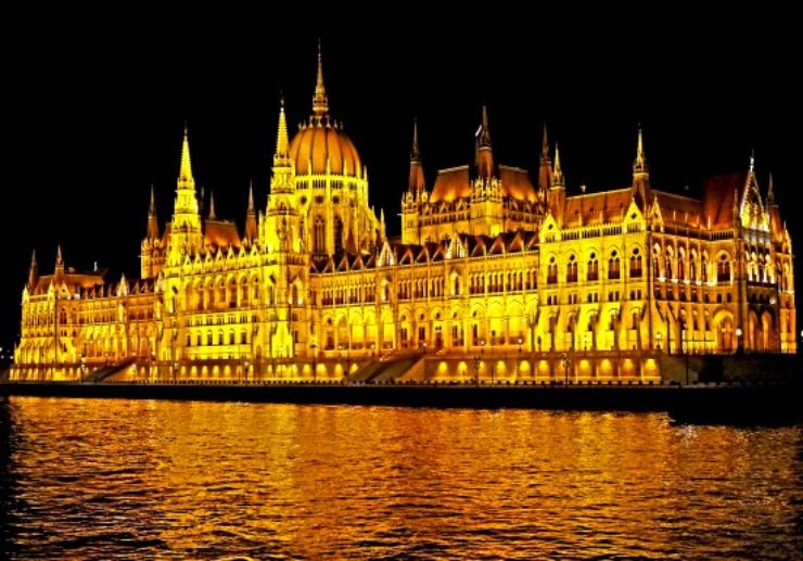 Evening cruise with view of Parliament