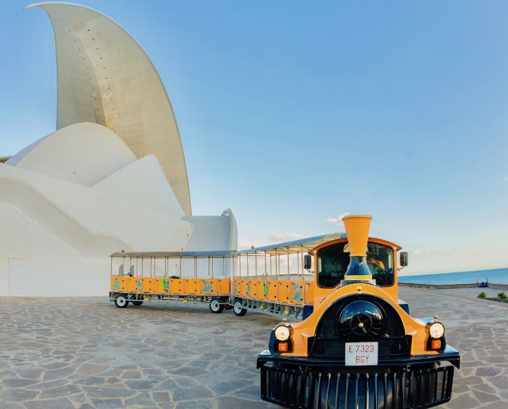 Santa Cruz sightseeing train in front of the Auditorio